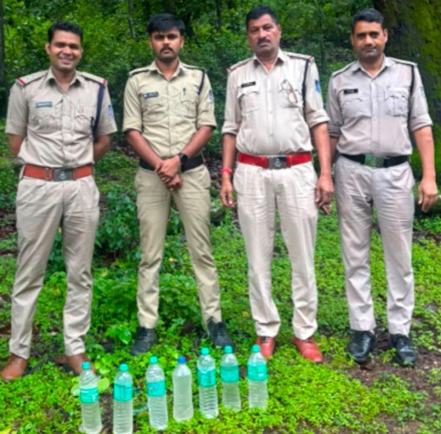 आबकारी टीम की कार्रवाई, 17 लीटर कच्ची हाथभट्टी शराब सहित अंग्रेजी शराब जब्त