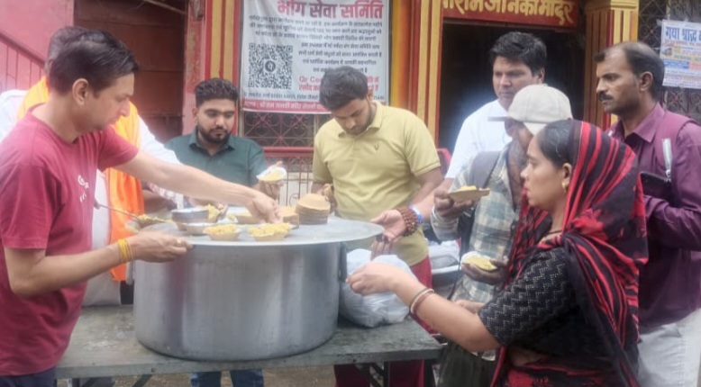 माँ नर्मदा भोग सेवा समिति ने किया खिचड़ी प्रसादी का वितरण
