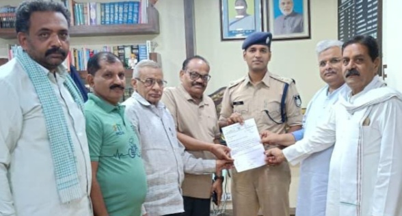 कांग्रेस कार्यकर्ताओ पर किसान आंदोलन के दौरान दर्ज एफआईआर वापस लेने हेतु जिला कांग्रेस अध्यक्ष शिवाकांत गुड्डन पांडेय ने जिला पुलिस अधीक्षक एवं कलेक्टर से की मुलाकात