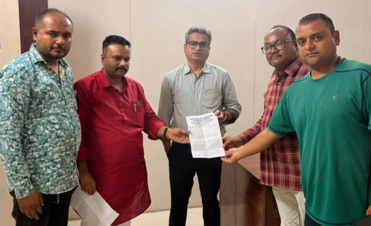 नाबालिग़ के साथ हुए दुष्कर्म और निर्मम हत्या के विरोध में अंजुमन कमेटी ने सौपा ज्ञापन