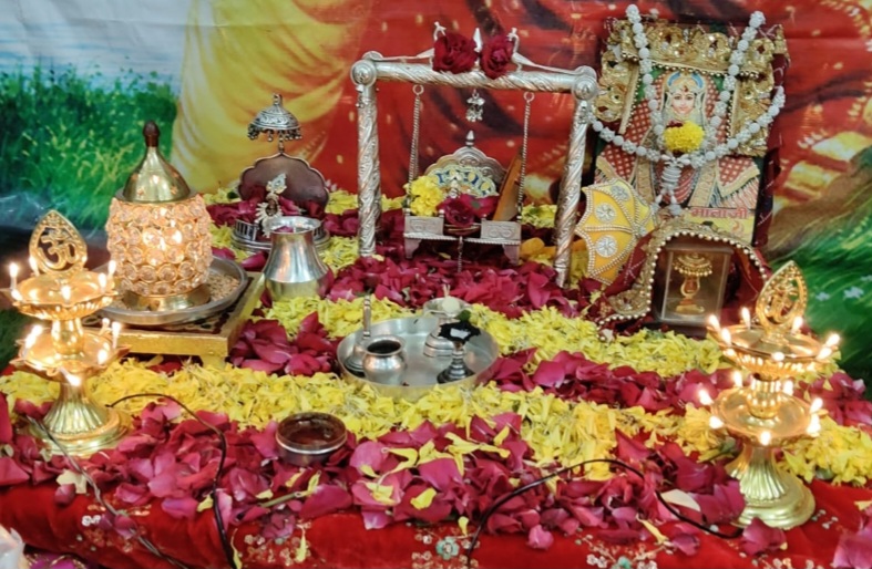 श्रावण मास को भोलेनाथ के अभिषेक के साथ घरों में झूलोत्सव के साथ भक्ति रस से सराबोर हुए भक्त
