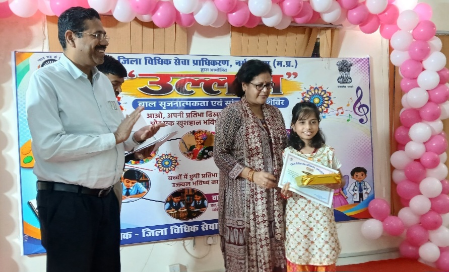 उल्लास-एक अभिनव प्रयोग’ के तहत जिला न्यायालय में बच्चों की रचनात्मक प्रतिभा को मिला मंच, चित्रकला, नृत्य, कविता, गायन, फैंसी ड्रेस, ढोलक वादन प्रतियोगिता में न्यायिक अधिकारियों, कर्मचारियों, अधिवक्ताओं के बच्चों ने उत्साहपूर्वक लिया हिस्सा