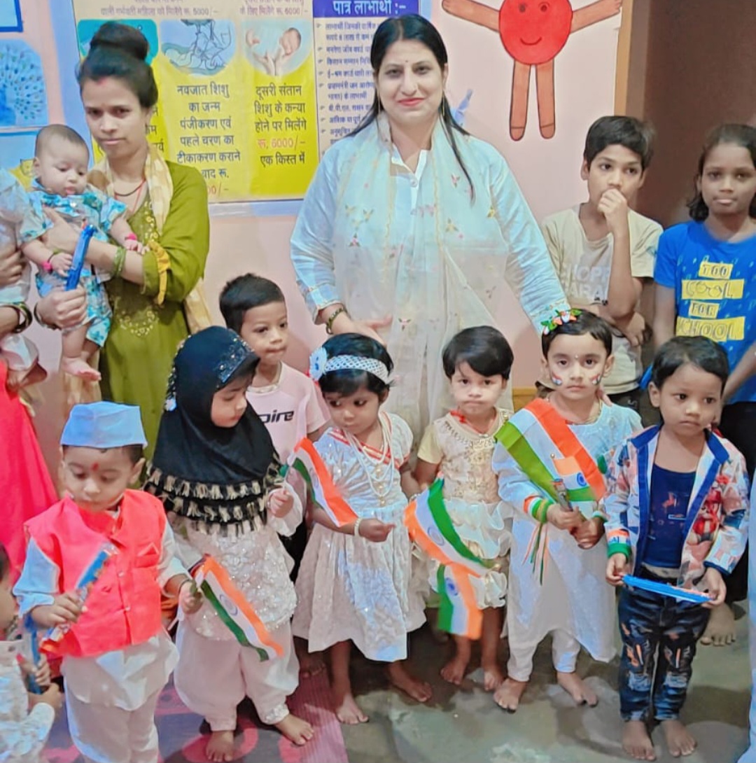 विभिन्न वेशभूषा में उत्साह के साथ नन्हे मुंन्नों ने हाथों में तिरंगा लेकर 15 अगस्त मनाया