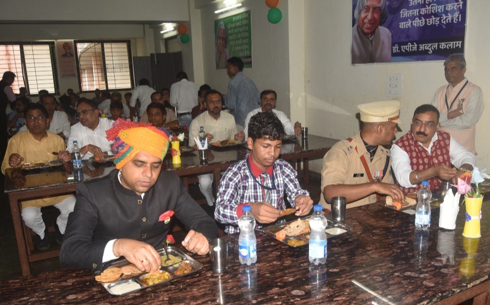 स्वतंत्रता दिवस पर खेल एवं युवा कल्याण तथा सहकारिता मंत्री विश्वास सारंग ने बच्चों के साथ किया विशेष भोज