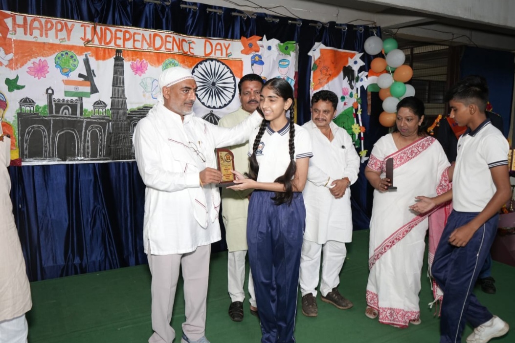 श्री ज्ञान रत्न अकादमी में स्वतंत्रता दिवस धूमधाम से मनाया गया, नर्मदापुरम सांसद दर्शन सिंह चौधरी ने किया ध्वजारोहण