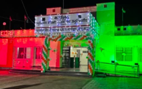 सिवनी मालवा तहसील व अनुविभागीय कार्यालय में धूमधाम से मनाया गया, स्वतंत्रता दिवस के अवसर पर एसडीएम ने फहराया तिरंगा, उत्कृष्ट कार्य करने वाले कर्मचारी हुए सम्मानित