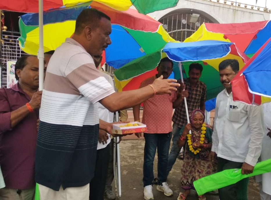 “नि:स्वार्थ सेवा संगठन”इटारसी की अनूठी पहल”, फुटपाथ व चौक चौराहों पर दुकान लगाकर जीविका यापन करने वाले जरूरतमंदों और गरीबों को छातें वितरित किए छाते