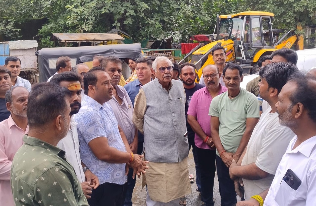 पीली गुमटी में भीषण आग से 10 दुकानें खाक, विधायक डॉ. सीतासरन शर्मा ने पीड़ितों से की मुलाकात, दिया हरसंभव मदद का आश्वासन