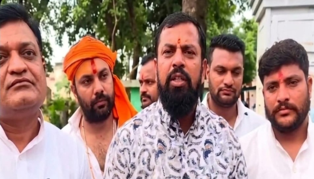 नर्मदापुरम केंद्रीय जेल पहुंचे तेलंगाना विधायक टी. राजा, मॉब लिंचिंग केस में उम्रकैद काट रहे 14 गौ रक्षकों से की मुलाकात, जांच में चूक का लगाया आरोप