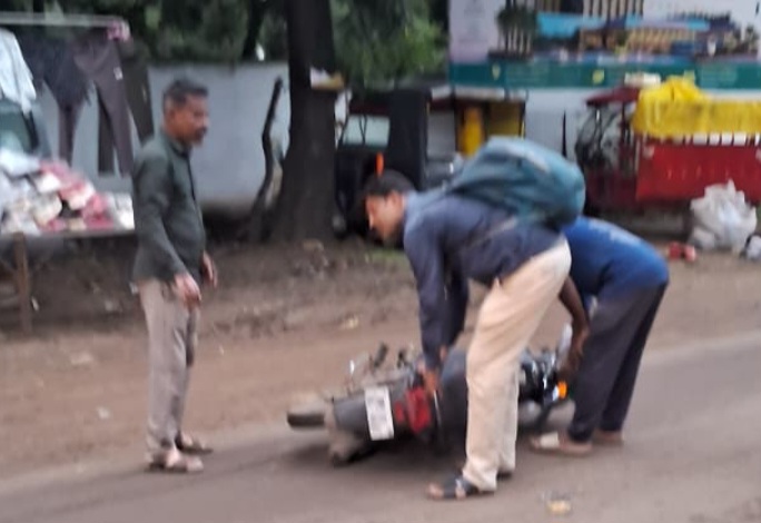 सड़क पर फैली मिट्टी की चिकनाहट से दो दर्जन से ज्यादा दुपहिया वाहन चालक गिरे, नगर पालिका ने फायर बिग्रेड मौके पर भेजकर पानी की बौछार कर सड़क की मिट्टी को साफ किया