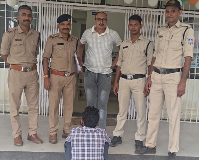 देहात थाना पुलिस ने 12 घंटे के भीतर अपने ही घर की गोदरेज में रखे गहने व नगदी चोरी करने वाले शातिर चोर क़ो किया गिरफ्तार, चोरी किये गहने सुनार के पास रखे थे गिरवी