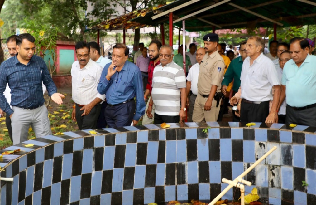 वृद्धजन पार्क के रिडेवलपमेंट एवं सुविधाओं विस्तार के लिए विस्तृत रिपोर्ट तैयार करें सीएमओ – कलेक्टर सोमेश मिश्रा, कलेक्टर ने वृद्धजन पार्क का लिया जायजा, वरिष्ठजनों से संवाद कर प्राप्त किए सुझाव