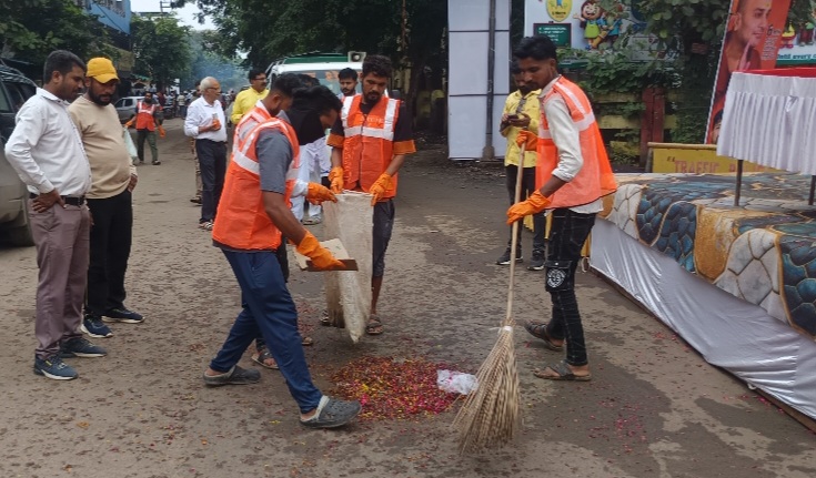 नपाध्यक्ष और सीएमओ के निर्देशन में, नपा की टीम ने संभाला मोर्चा, कांवड़ यात्रा से पूर्व एवं बाद में नगर की सफाई व्यवस्था रही चॉक चौबंद