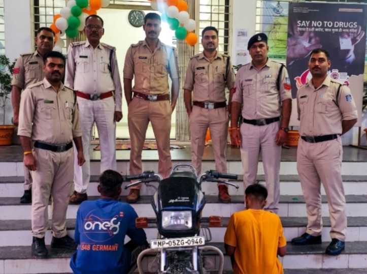 हुड़दंगियों हो जाओ सावधान…… चलती बाइक पर पटाखे रखकर सार्वजनिक मार्ग पर आतिशबाजी कर हुडदंग करना पड़ा भारी, पुलिस ने आरोपी गिरफ्तार, घटना में प्रयुक्त वाहन भी जप्त