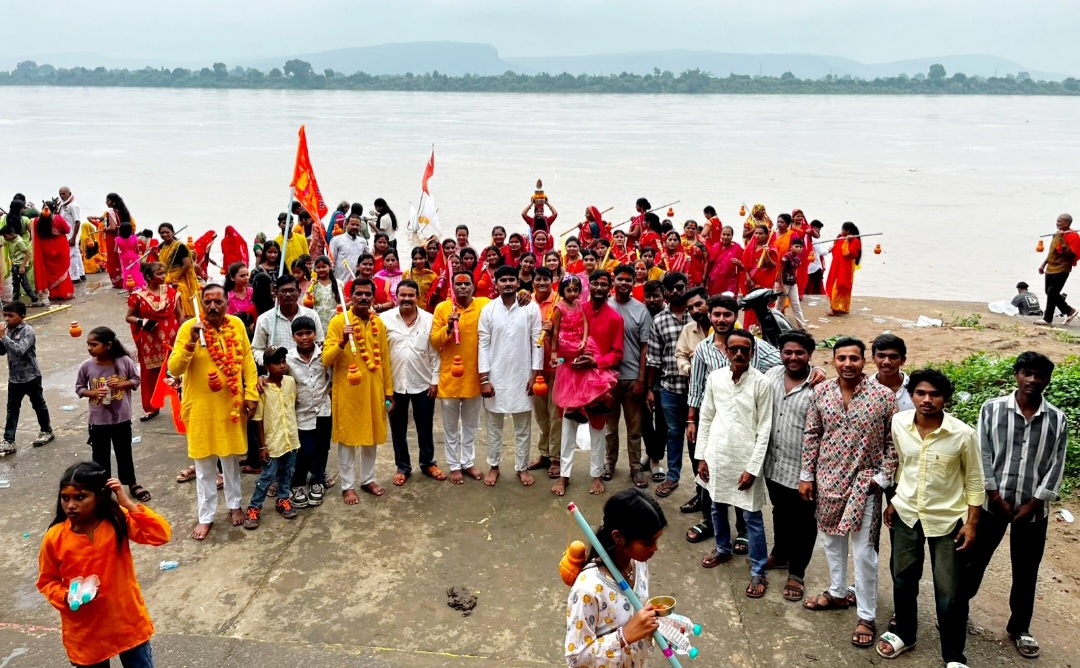 नर्मदापुरम में काली कमेटी की कांवड़ यात्रा, नर्मदा जल लेकर लौटे श्रद्धालु