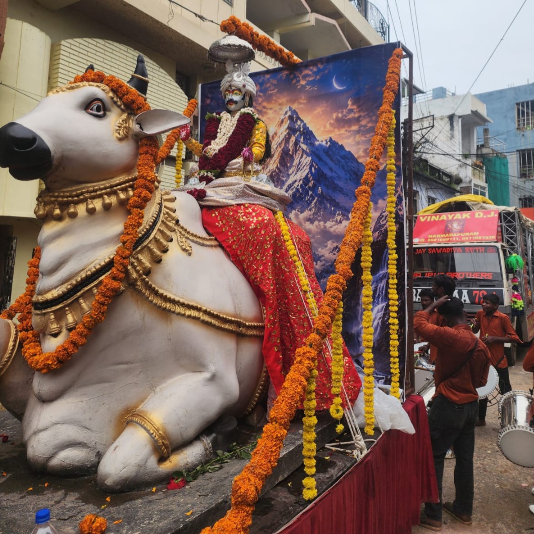 सावन के अंतिम सोमवार पर बाल भक्तों ने निकाली शाही पालकी, नंदी पर सवार भोलेनाथ और गोरिल्ला बना आकर्षण का केन्द्र