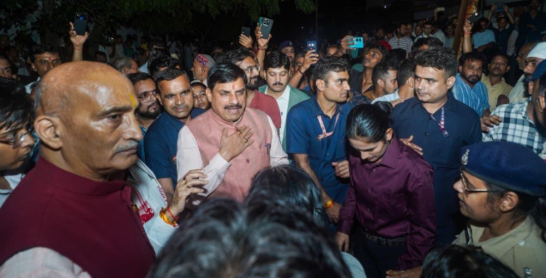 दिल्ली से सीधे रीवा पहुंचे सीएम डॉ. मोहन, की अतिवृष्टि-राहत कार्यों की समीक्षा, सीएम डॉ. मोहन की रीवा संभाग-शहडोल संभाग-जबलपुर के प्रशासन के साथ अहम बैठक, किसी भी स्थिति में बीमारी को फैलने से रोकने के निर्देश, प्रदेश के मुखिया ने किया जल भराव वाले इलाकों का निरीक्षण