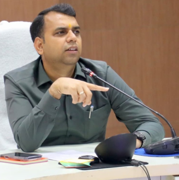 सीएम हेल्पलाइन में खराब प्रदर्शन करने वाले विभागों पर कलेक्टर की सख्त कार्रवाई, सीएम हेल्पलाइन में सी और डी श्रेणी में स्थान प्राप्त करने वाले विभाग रेडक्रॉस सोसायटी में जमा करेंगे जुर्माना, बारिश से क्षतिग्रस्त सड़कों को तत्काल मोटरेबल बनाएं संबंधित विभाग – कलेक्टर सोमेश मिश्रा, समय अवधि पत्रों की बैठक के दौरान कलेक्टर ने की विभागीय योजनाओं एवं अभियानों की समीक्षा