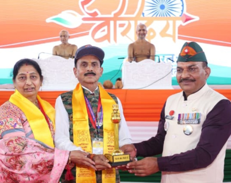 वीरोदय राष्ट्रीय सैनिक सम्मान समारोह नई दिल्ली में श्री विद्या विनम्र चातुर्मास समिति द्वारा आयोजित किया गया