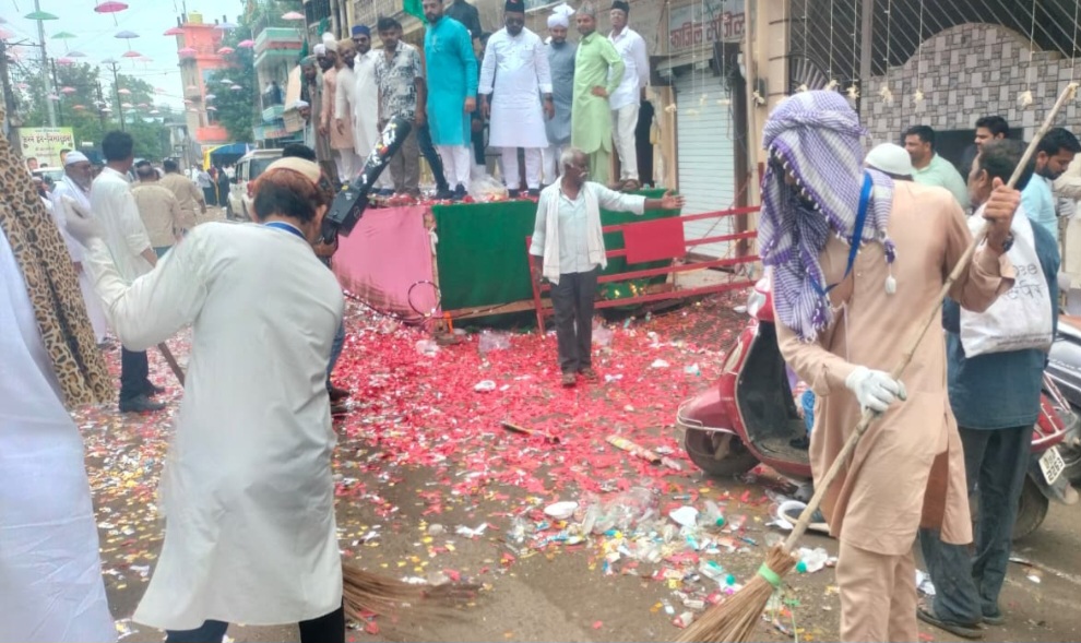 जीरो वेस्ट इंवेंट कार्यक्रम के तहत आयोजन जारी, ईद मिलादुन्नवी के जुलूस के पीछे चलाया विशेष स्वच्छता वाहन