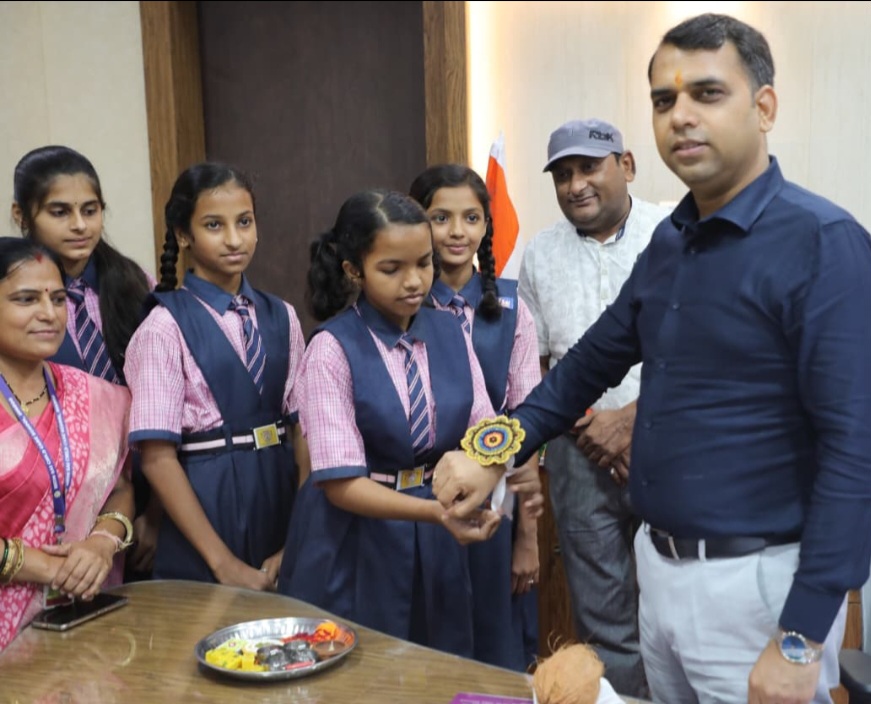 रक्षाबंधन पर कलेक्टर सोमेश मिश्रा को छात्राओं ने बांधी इको फ्रेंडली राखी, नितिन साई चाइल्ड केयर स्कूल मिसरोद की छात्राओं ने स्वयं तैयार की राखियां, कलेक्टर ने मिठाई खिलाकर दिया शुभस्नेह