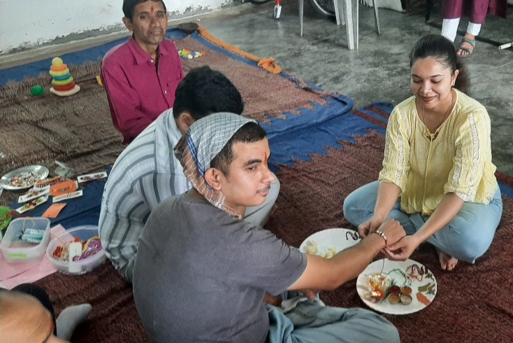 दिव्यांग बच्चों के साथ बांटा स्नेह, रक्षासूत्र से मजबूत हुआ अपनत्व का रिश्ता