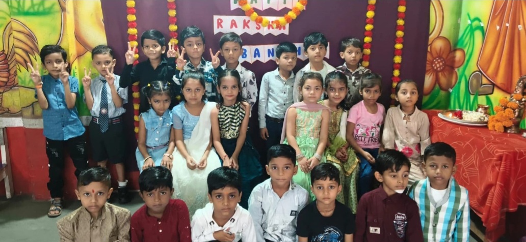 जीवा ज्योति हायर सेकेंडरी स्कूल में हर्षोल्लास से मनाया गया रक्षाबंधन पर्व, नन्हे हाथों ने ड्राइवरों व विद्यालय की बसों को बांधा रक्षा सूत्र, दिया सुरक्षा, सम्मान और विश्वास का संदेश