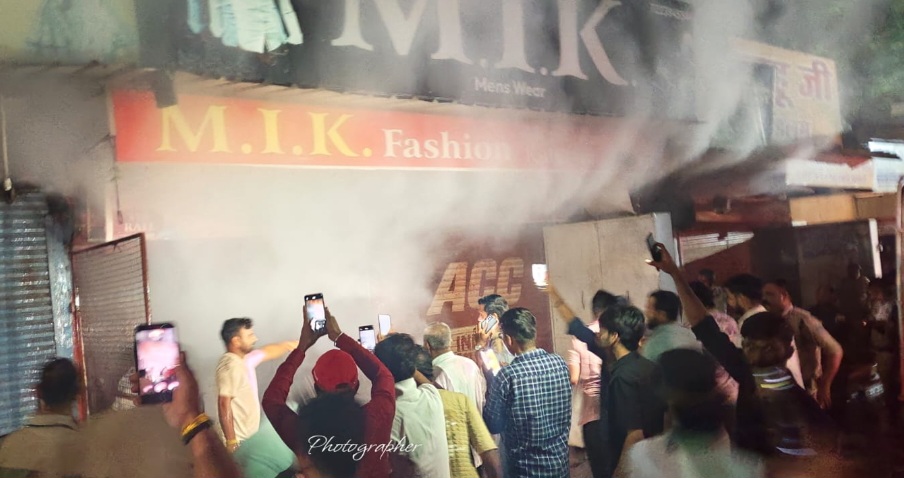 सातरास्ता क्षेत्र में MIK फैशन दुकान में लगी भीषण आग, दो दुकानें चपेट में