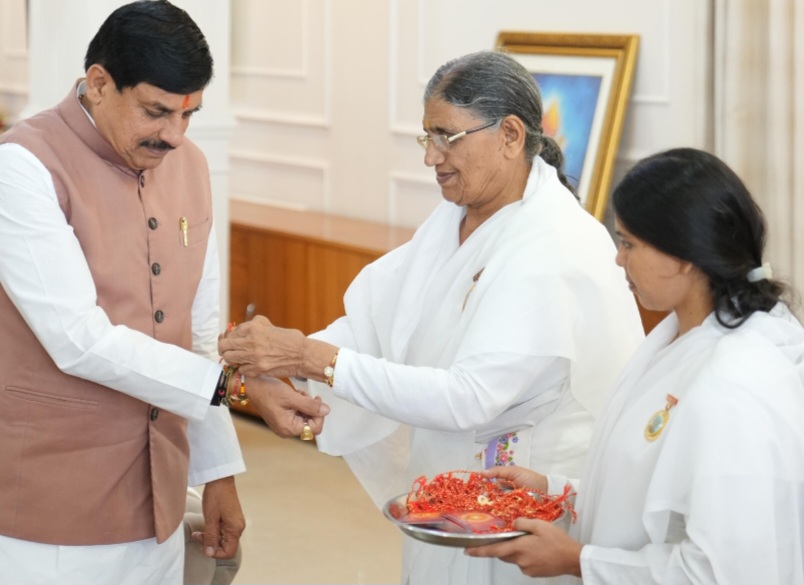 मुख्यमंत्री डॉ. यादव को बहनों ने बांधे रक्षा सूत्र, माउंट आबू में हो रही संगोष्ठी का आमंत्रण भी दिया, मुख्यमंत्री डॉ. मोहन यादव को रक्षाबंधन के पावन पर्व पर ब्रह्मकुमारी ईश्वरीय प्रजापिता विश्वविद्यालय से जुड़ी बहनों ने मुख्यमंत्री निवास पहुंचकर राखी बांधी