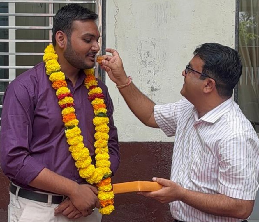 जीवाज्योति के पूर्व छात्र अक्षत गौर का CS में चयन, विद्यालय पहुंचकर जूनियर विद्यार्थियों को दिया सफलता का मंत्र