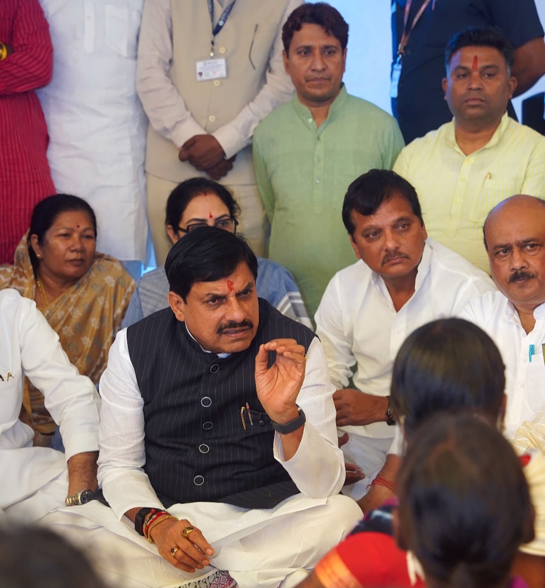 विकास की नई रोशनी की ओर बढ़ रहा है बालाघाट – मुख्यमंत्री डॉ. यादव, मुख्यमंत्री डॉ. यादव ने की घोषणा 225 करोड़ से एक साथ बदलेंगी 100 गांवों की तस्वीर, मुख्यमंत्री डॉ. यादव पहुंचे बालाघाट जिले के दूरस्थ गांव बोंदारी, मुख्यमंत्री बैठे अपनों के बीच, लिया क्षेत्र के कल्याण का संकल्प, जनजातीय समाज के साथ किया आत्मीय संवाद, समस्याओं का किया निवारण, जिले के विकास के लिए जताई प्रतिबद्धता, बैगा समाज के कल्याण का लिया संकल्प, लाड़ली बहनों ने अपने भैया मुख्यमंत्री डॉ. यादव को बांधी राखी, खिलाई मिठाई