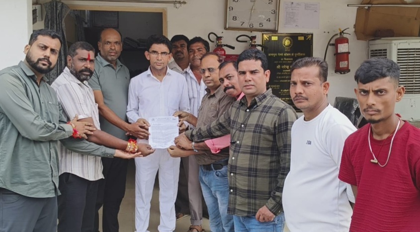 बानापुरा अप-डाउनर्स ग्रुप (संघ) ने रेलवे प्रबंधक को ट्रेन स्टॉपेज एवं 10 सूत्री मांगों को लेकर डीआरएम के नाम ज्ञापन सौंपा
