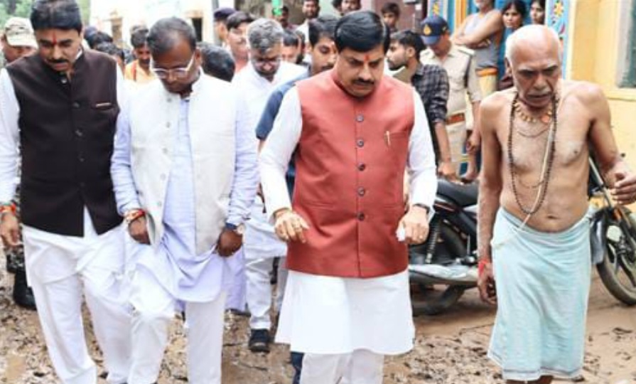 संकट की घड़ी में पूरी सरकार है बाढ़ पीड़ितों के साथ – मुख्यमंत्री डॉ. यादव, मुख्यमंत्री ने चित्रकूट में बाढ़ प्रभावित क्षेत्रों का किया पैदल भ्रमण, किया नुकसान का मुआयना, अधिकारियों को 3 दिन तक चित्रकूट में ही रहकर राहत पहुंचाने के दिए निर्देश, मुख्यमंत्री ने आश्रय स्थल जाकर बाढ़ प्रभावितों को दिए वस्त्र, घरेलू सामग्री और खाद्यान्न