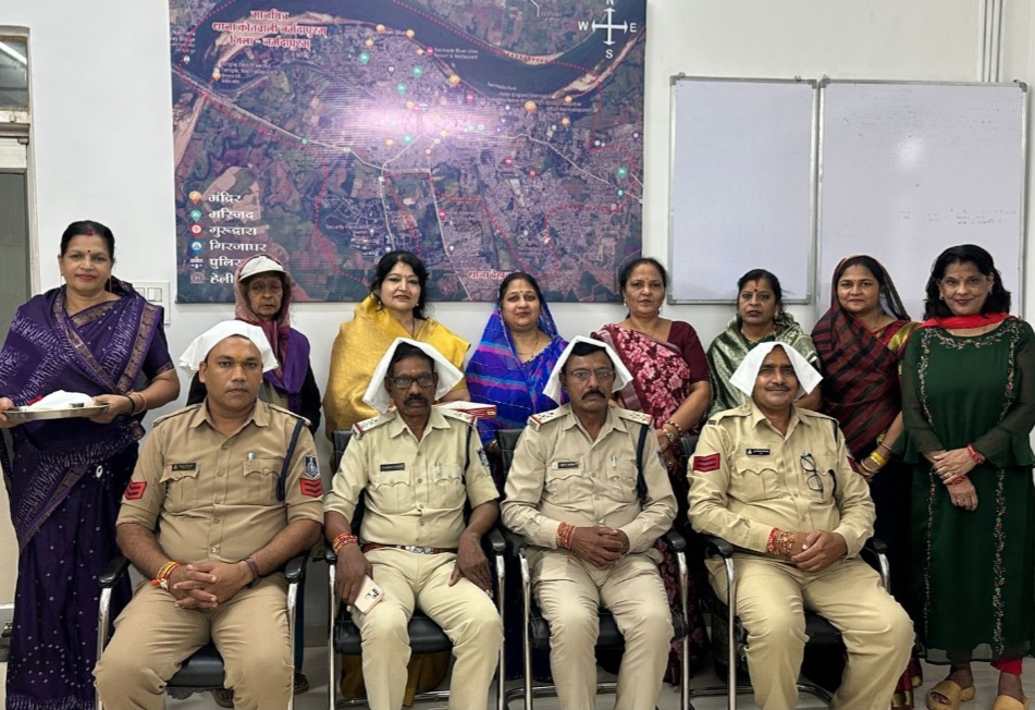 रक्षाबंधन पर भाजपा महिला मोर्चा की मातृ शक्ति ने सिटी कोतवाली पहुंचकर पुलिसकर्मियों को बांधी राखी, राखी बांधकर उनके सुखद, स्वस्थ एवं उज्ज्वल भविष्य की मंगलकामना की