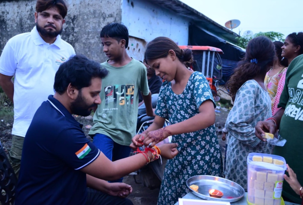 सिद्धार्थ आर्य वेलफेयर फाउंडेशन – NGO के डायरेक्टर एडवोकेट सिद्धार्थ महेश आर्य नें ओझा बस्ती (समरसता नगर) न्यास कॉलोनी में मनाया रक्षाबंधन पर्व, बहनों से रक्षा सूत्र बंधवाकर दिया सामाजिक समरसता का संदेश
