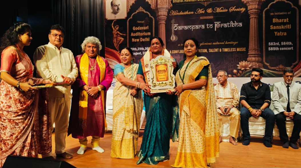 डॉ. श्यामा प्रसाद मुखर्जी की 125वीं जयंती पर राज्यसभा सांसद माया नारोलिया प्रतिष्ठित सम्मान से विभूषित, नई दिल्ली में हुआ भव्य आयोजन, हिन्दुस्थान आर्ट एंड म्यूजिक सोसाइटी द्वारा आयोजित ‘परम्परा से प्रतिभा’ समारोह में सांसद माया नारोलिया का हुआ नागरिक अभिनंदन; समाज व संस्कृति में योगदान हेतु मिला सम्मान, डॉ. श्यामा प्रसाद मुखर्जी की 125वीं जयंती पर आयोजित ‘परम्परा से प्रतिभा’ समारोह में राज्यसभा सांसद श्रीमती माया नारोलिया सम्मानित