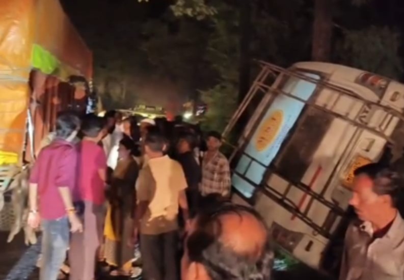 पचमढ़ी मार्ग पर भीषण सड़क दुर्घटना, क्षमता से दोगुनी भरी बस कार से टकराकर पलटी, 26 घायल