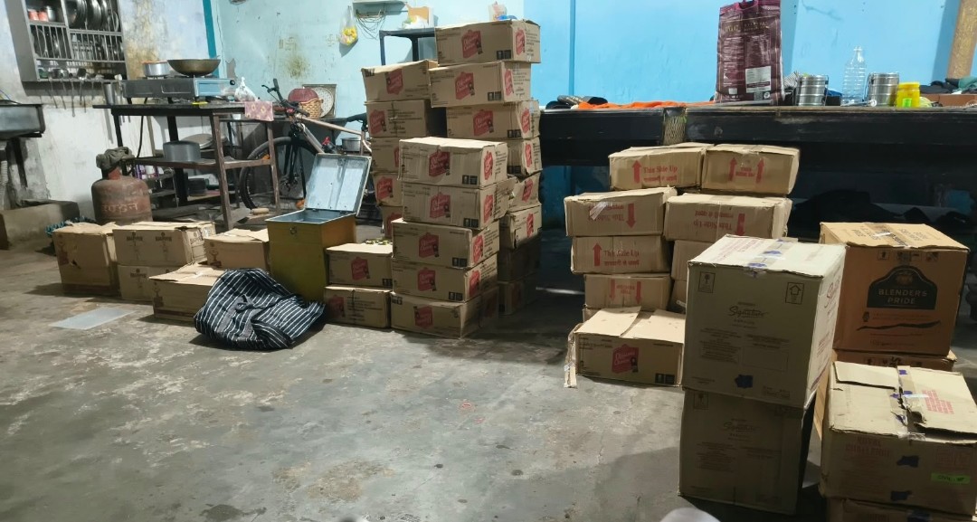 कुख्यात अपराधी के घर से अवैध शराब का जखीरा बरामद, 4 लाख रुपए की 464 लीटर शराब जप्त