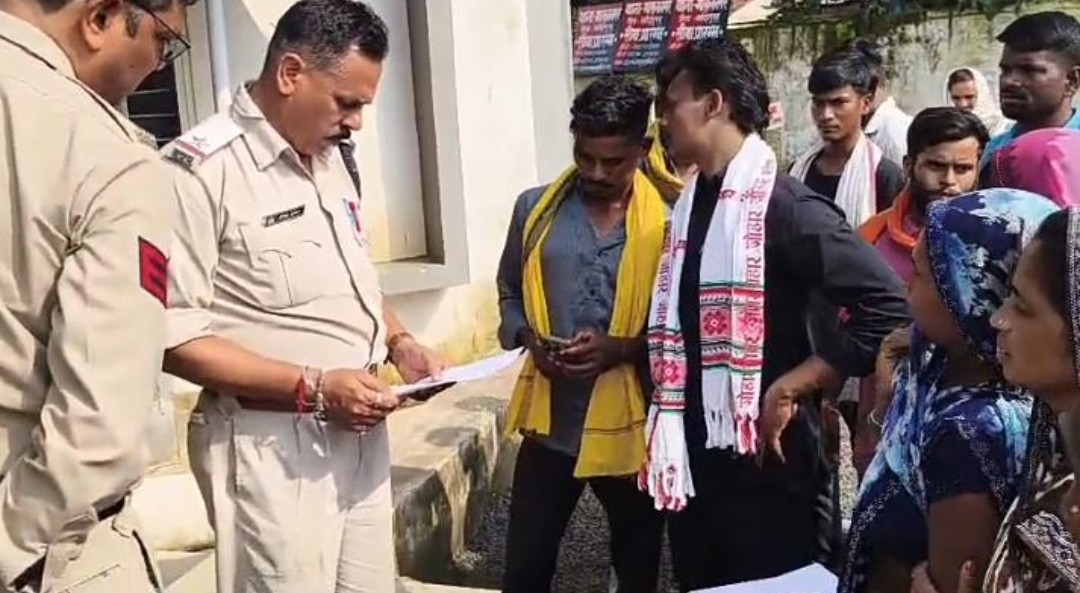 आदिवासी क्षेत्र में बिक रही अवैध शराब, लोगों ने थाने पहुंचकर सौंपा ज्ञापन, बंद कराने की मांग