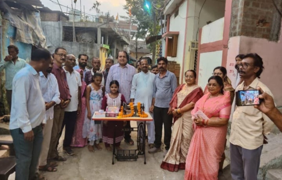 आत्मनिर्भर और सशक्त बनाने दिव्यांग बालिकाओं को बांटी सिलाई मशीनें