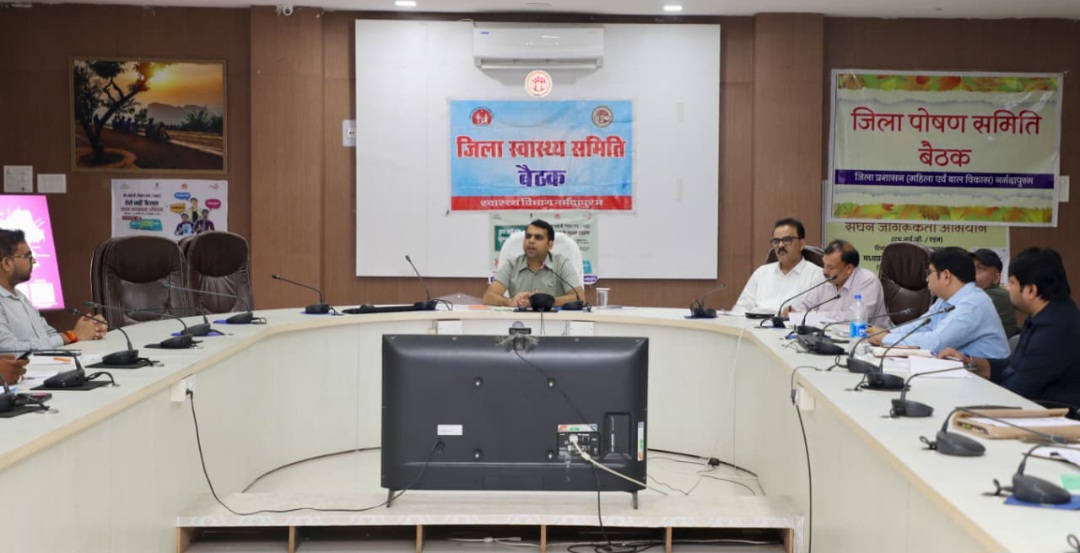 स्वास्थ्य योजनाओं के सभी प्रमुख इंडिकेटर्स में शत-प्रतिशत लक्ष्य प्राप्त करे – कलेक्टर सोमेश मिश्रा, सिकल सेल एनीमिया उन्मूलन को सर्वोच्च प्राथमिकता दें, शत-प्रतिशत स्क्रीनिंग एवं उपचार सुनिश्चित किया जाए, कलेक्टर की अध्यक्षता में जिला स्वास्थ समिति की बैठक आयोजित