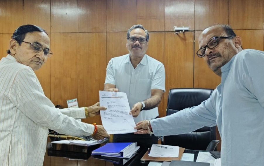 बानापुरा रेलवे स्टेशन की मूलभूत आवश्यकताओं को लेकर डिविजनल मंडल रेल प्रबंधक को सौंपा ज्ञापन