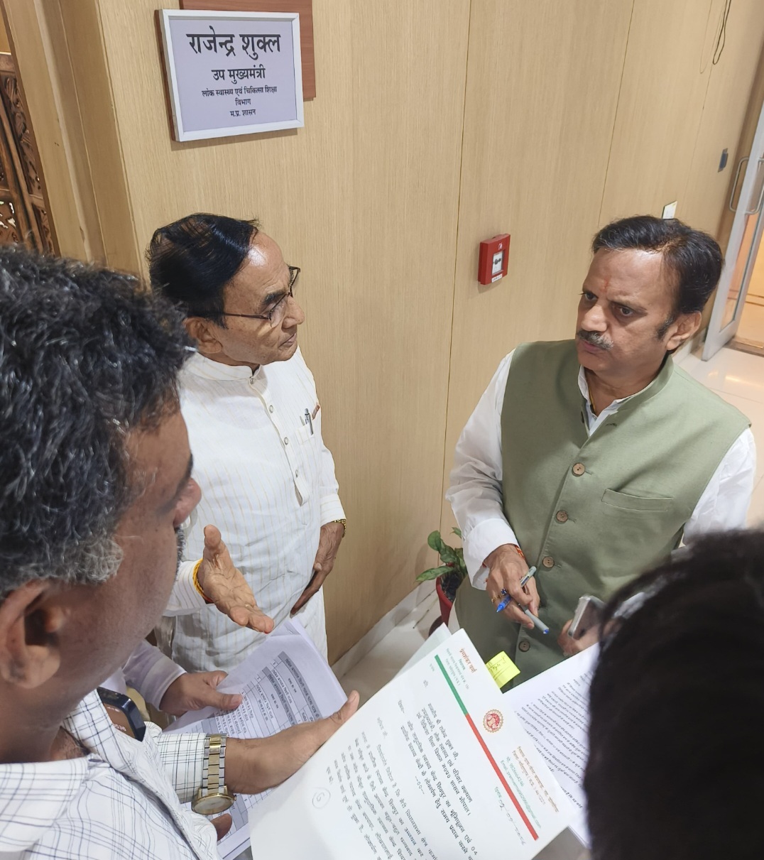 स्वास्थ्य सुविधाओं को लेकर विधायक प्रेमशंकर वर्मा ने उपमुख्यमंत्री राजेंद्र शुक्ल से की मुलाकात, शिवपुर सामुदायिक स्वास्थ्य केन्द्र के भूमि पूजन एवं अन्य स्वास्थ्य केन्द्रों के उन्नयन को लेकर दिए आवश्यक निर्देश, सिवनी मालवा सिविल अस्पताल में डॉक्टरों की नियुक्ति की मांग