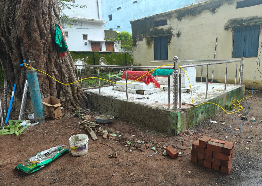 विद्यालय परिसर की मजार पर निर्माण को लेकर विवाद, मौके पर पहुंची पुलिस—काम रुकवाया