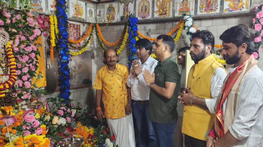 कलेक्टर सोमेश मिश्रा ने सेठानी घाट स्थित प्राचीन राधा-कृष्ण मंदिर में भगवान श्रीकृष्ण के दर्शन कर विधिवत पूजन-अर्चन किया