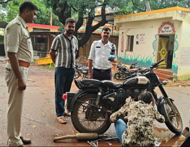 ट्रैफिक पुलिस की कार्रवाई, बुलेट के साइलेंसर निकाले, नाबालिग वाहन चालकों के चालान, ट्रॉलियों पर लगाए रेडियम