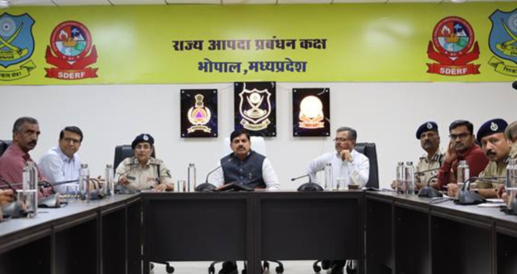 मानसून सक्रिय रहने तक रहें बेहद सावधान – मुख्यमंत्री डॉ. यादव, राहत एवं बचाव कार्यों में कोई कमी न रहें, बाढ़ प्रभावितों को तत्काल दें खाना, कपड़ा और जरूरत का सूखा सामान, मुख्यमंत्री डॉ. यादव ने स्टेट कमांड सेन्टर पहुंचकर वर्षाजनित परिस्थितियों की ली जानकारी, राहत एवं बचाव कार्यों का लाइव निरीक्षण किया, बीते एक माह में 2783 लोगों का किया गया है रेस्क्यू