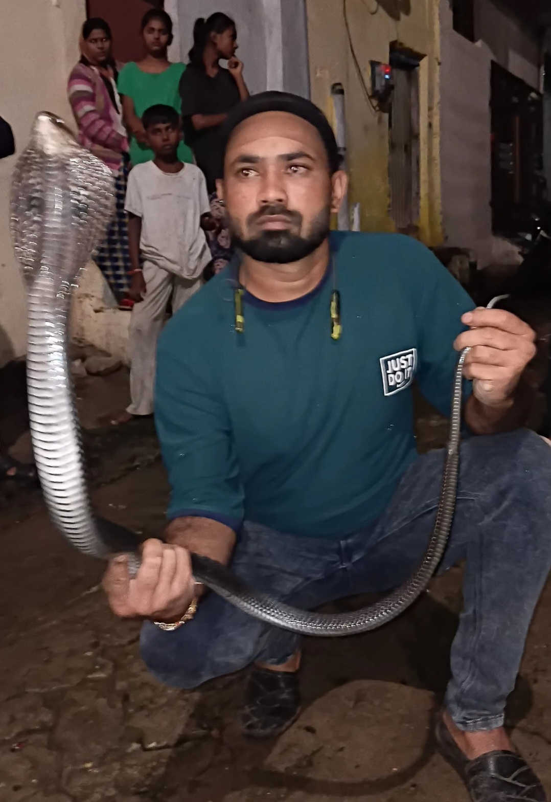 घरों में घुसे सर्प का सुरक्षित रेस्क्यू कर, कर रहे हैं भय मुक्त वन्य जीव संरक्षक अभिजीत यादव