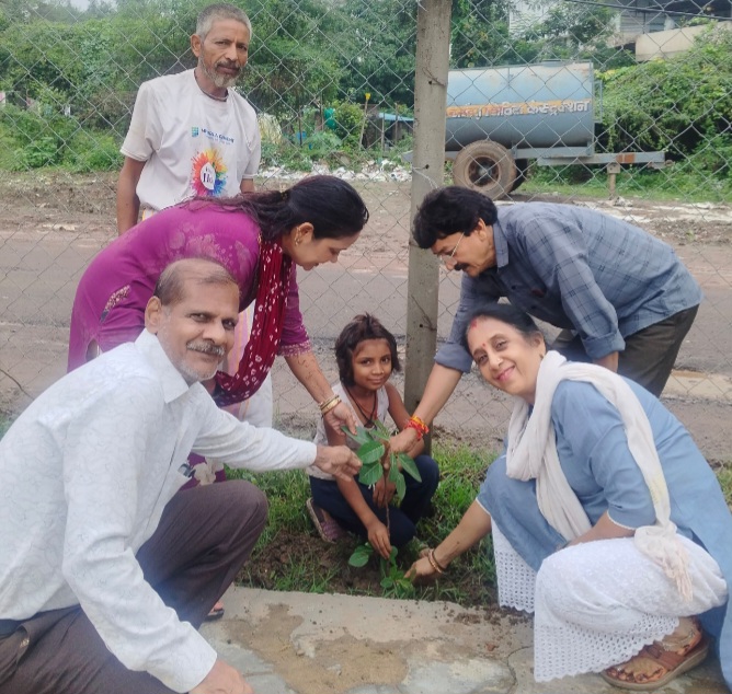 चार वर्षों से चल रहा स्वच्छता और पौधारोपण अभियान, भारी बारिश में भी नहीं थमा समाज का संकल्प, देवा माई मंदिर परिसर में चलाया स्वच्छता अभियान, लगाए पौधे