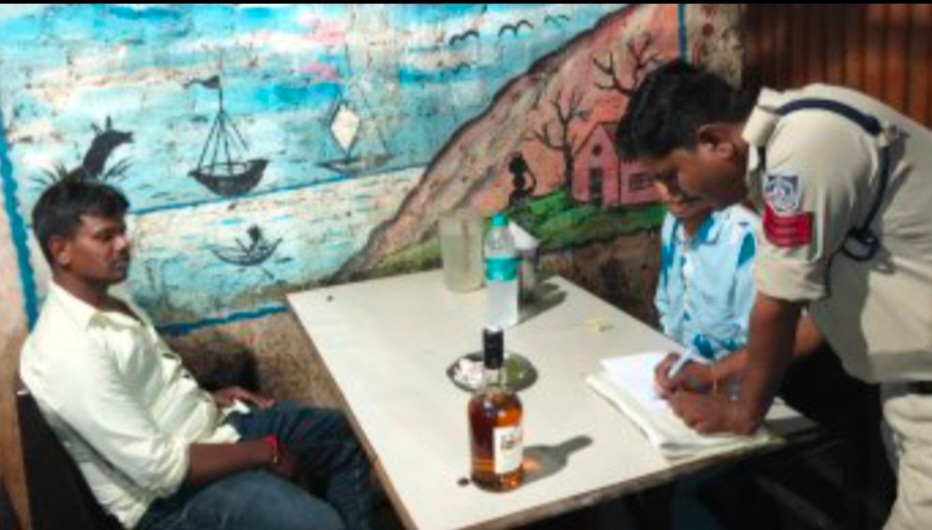 आबकारी टीम ने जिले में अवैध शराब के विरुद्ध चलाया सघन अभियान, 550 किलोग्राम महुआ लाहन सहित 40 लीटर हाथभट्टी मदिरा जब्त, जिला आबकारी अधिकारी के मार्गदर्शन में शराब दुकानों सहित ढाबों की जांच